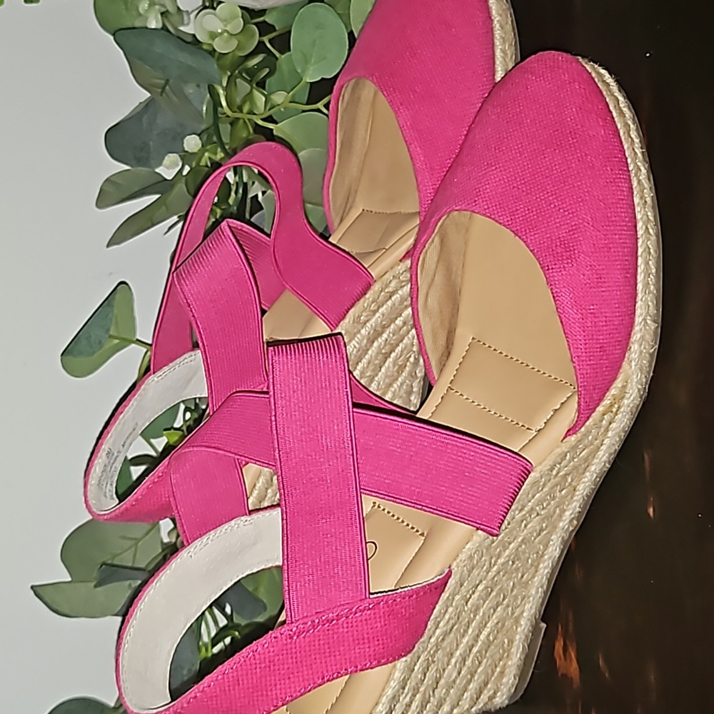 Me too wedge sandals sz 9